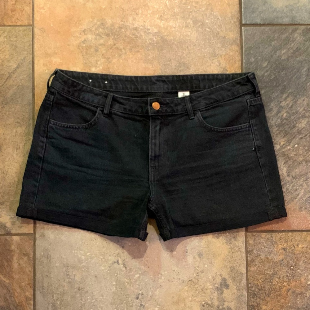 EUC H&M size 12 Black Denim SHORTS Clean CUFFED Bottoms Like New!!!